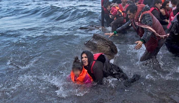 Financial Times: «Αποθήκη προσφύγων» ετοιμάζεται να κάνει η ΕΕ την Ελλάδα
