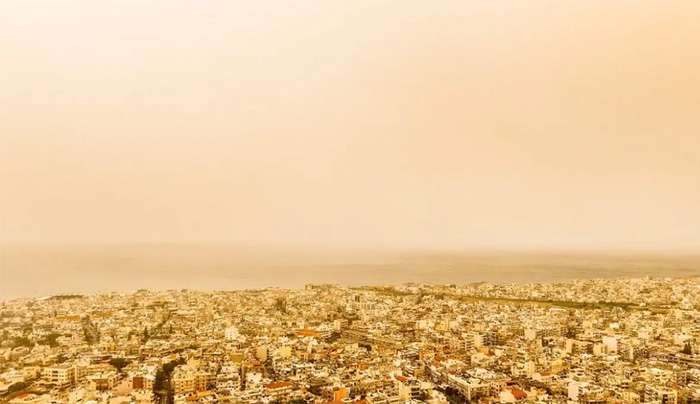 Καιρός σήμερα: Λασποβροχές, αφρικανική σκόνη και ισχυροί άνεμοι