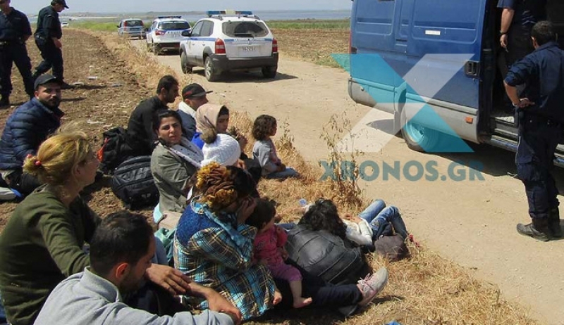 Τουρκικό σκάφος εγκατέλειψε 53 μετανάστες σε παραλία της Ροδόπης [βίντεο]