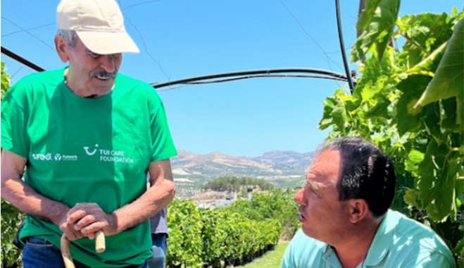 «Από το χωράφι στο πιάτο» | Η TUI στηρίζει 500 αγρότες σε Κρήτη και Ρόδο για πιο βιώσιμες γεωργικές πρακτικές