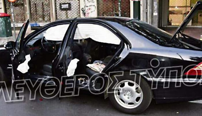 Εικόνες σοκ από το όχημα του Λουκά Παπαδήμου μετά τη δολοφονική επίθεση