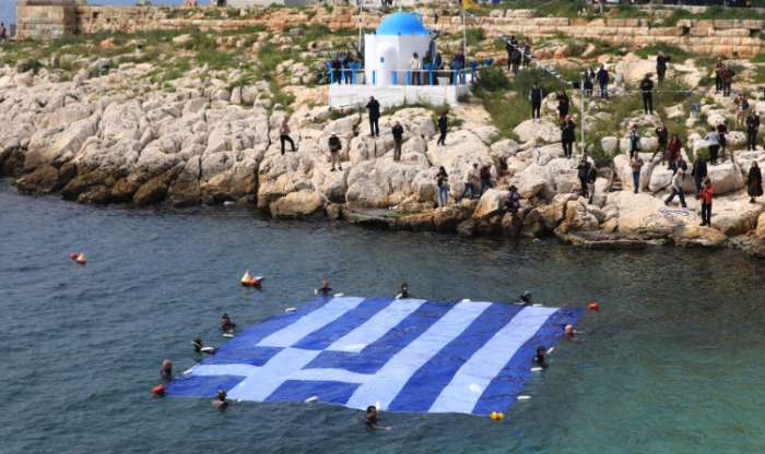 25η Μαρτίου: Στη θάλασσα του Πειραιά τεράστια ελληνική σημαία