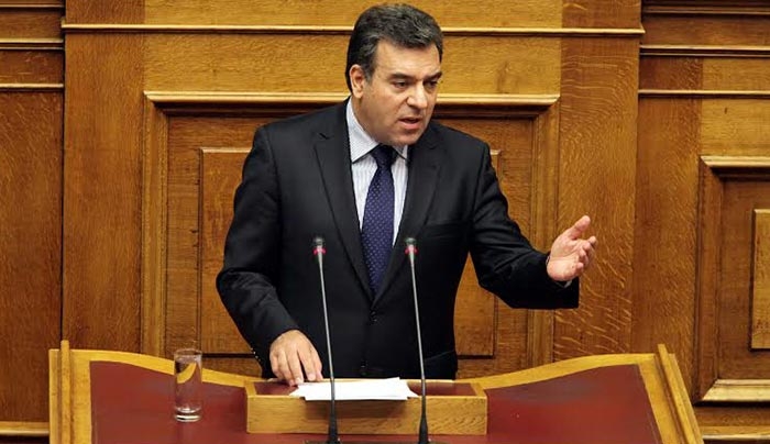 ΜΑΝΟΣ ΚΟΝΣΟΛΑΣ: «Η κυβέρνηση υπονομεύει τις μεταφορές με υδροπλάνα. Δεν θέλει να γίνει τίποτα.»