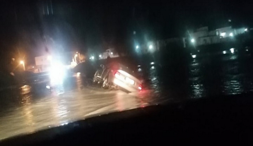 Ρόδος: Αυτοκίνητο παρασύρθηκε από ποτάμι - Απεγκλωβίστηκε ο οδηγός