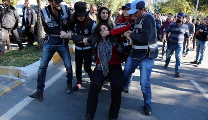 Τουρκία - Συλλήψεις: Ο Σουλτάνος Ερντογάν κάνει το δικό του πραξικόπημα