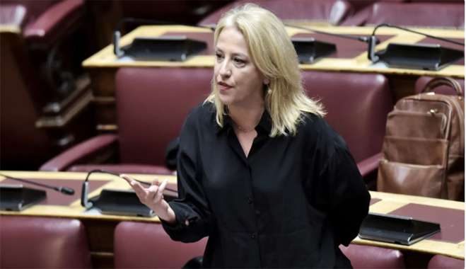 Η Ρένα Δούρου στη Βουλή  INTIME NEWS