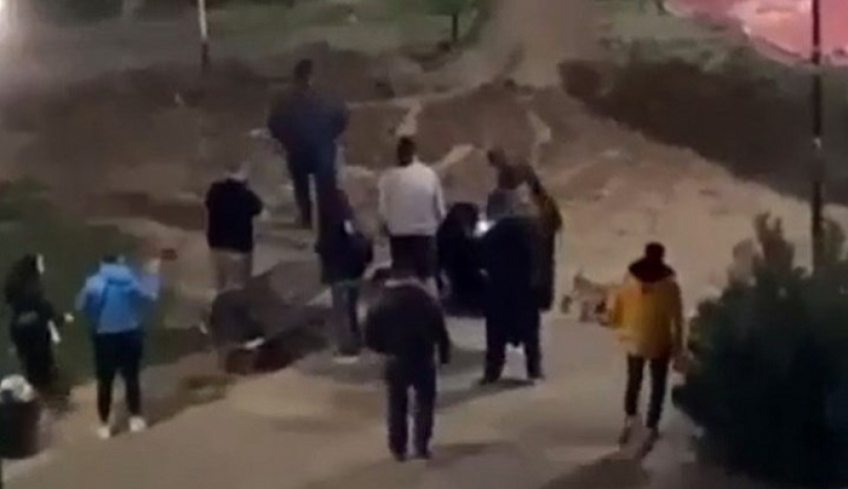 Καρδίτσα: Βίαιη σύλληψη νεαρής στην πλατεία Λάππα, «ντροπή», φώναζαν οι περαστικοί (vid)