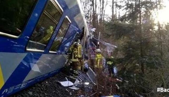 Μετωπική σύγκρουση τρένων στη Γερμανία - Πληροφορίες για δεκάδες νεκρούς (ΦΩΤΟ)