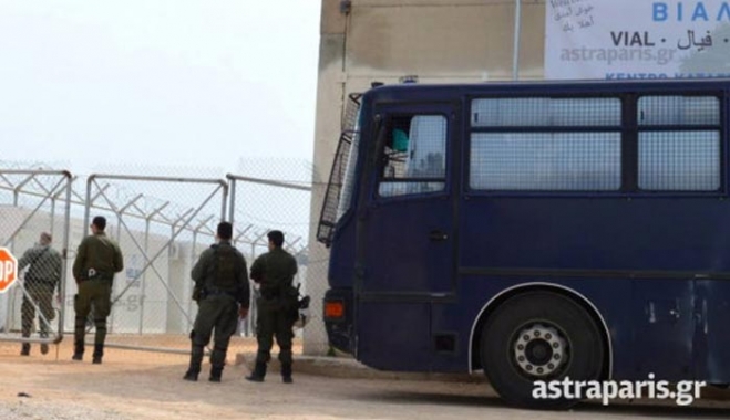 Παίρνουν τους Αφρικανούς μετανάστες από τη Χίο