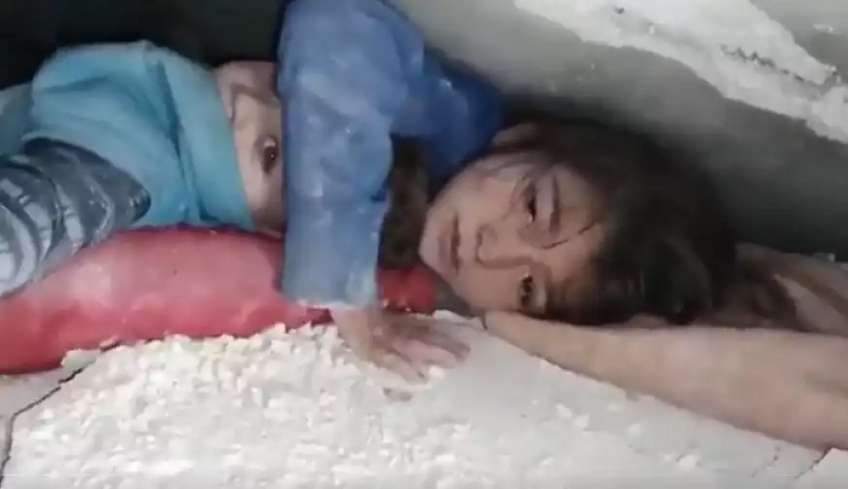 Συρία: Εικόνα-«γροθιά» στο στομάχι - 7χρονη προστάτευε τον μικρό της αδερφό κάτω από τα συντρίμμια