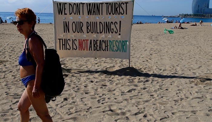Μετά την Ισπανία διώχνουν τουρίστες σε Βενετία, Κροατία, Σκωτία -Στη Φλωρεντία τους καταβρέχουν [εικόνες]