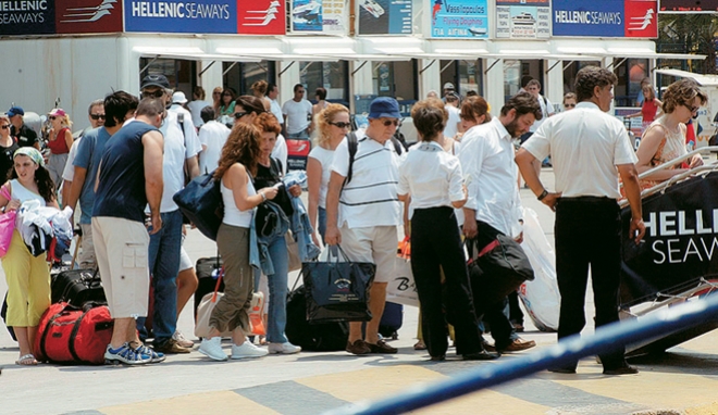 Ο τουρισμός κάνει ρεκόρ και στη "μαύρη" εργασία