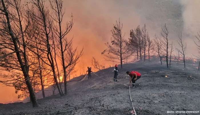 Ολονύχτια μάχη με τα πύρινα μέτωπα στη Ρόδο - Ξεκίνησαν οι ρίψεις νερού με το πρώτο φως της ημέρας