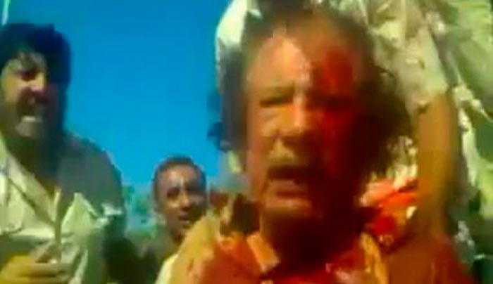 Συγκλονιστικό βίντεο: Οι τελευταίες στιγμές του Καντάφι πριν τον εκτελέσουν
