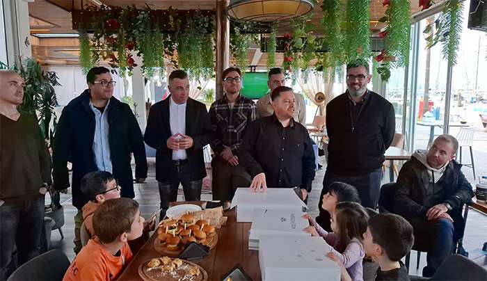 Σε ένα οικογενειακό και εορταστικό κλίμα η ένωση (ΕΣΠΕΕΚΩ) πραγματοποίησε την κοπή της πίτας της για το 2025 στο Marina Cafe.