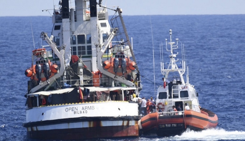 Λέσβος: Πέταξαν πέτρες σε πλοίο ακτιβιστικής οργάνωσης [βίντεο]