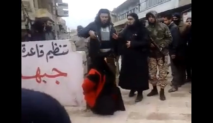 Βίντεο: Τζιχαντιστές εκτελούν γυναίκα στη μέση του δρόμου γιατί φαίνονταν τα πόδια της