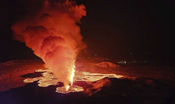 Ισλανδία: «Ξύπνησε» ξανά το ηφαίστειο Γκρίνταβικ – Δείτε live εικόνα