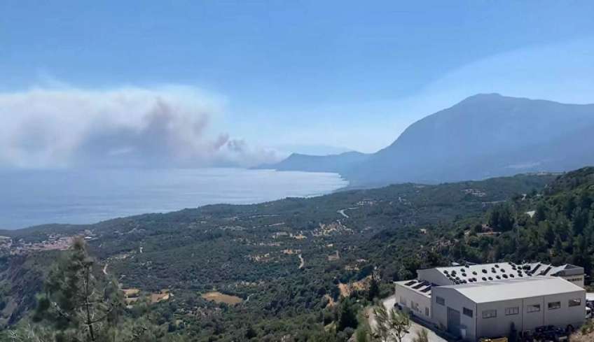 Σάμος: Οριοθετήθηκε η μεγάλη φωτιά – Δείτε το σύννεφο καπνού που σκέπασε το νησί μέσα σε λίγες ώρες