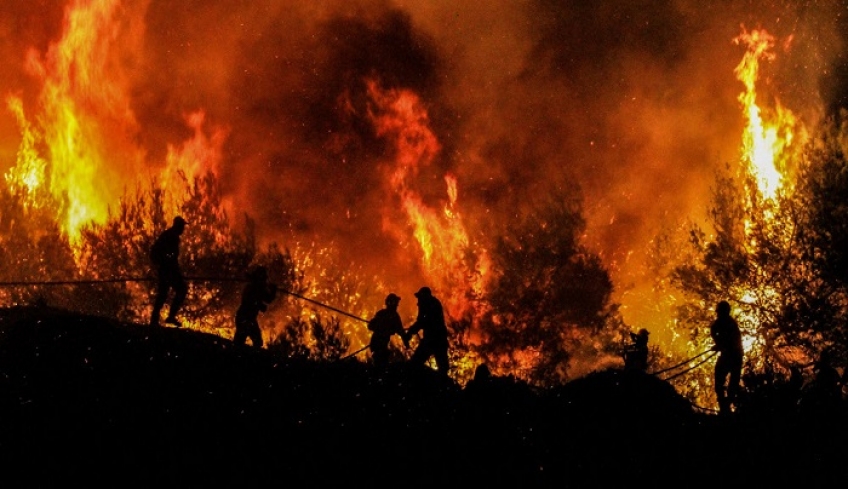 Σε πύρινο κλοιό η χώρα: Μεγάλη μάχη με τις φλόγες από Φθιώτιδα μέχρι τη Μάνη [βίντεο]