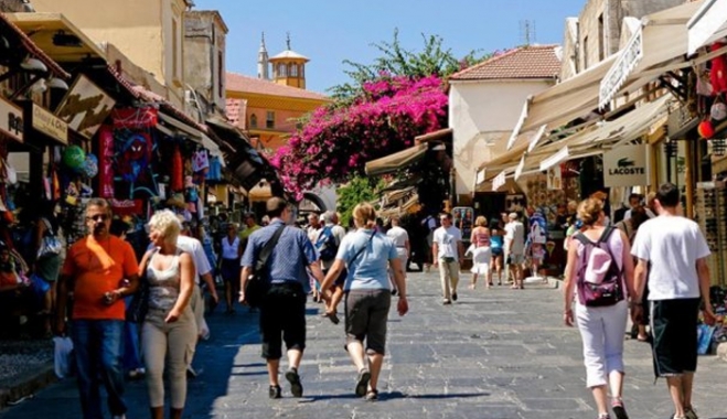 Στα €14,1 δισ. οι ταξιδιωτικές εισπράξεις το 10μηνο