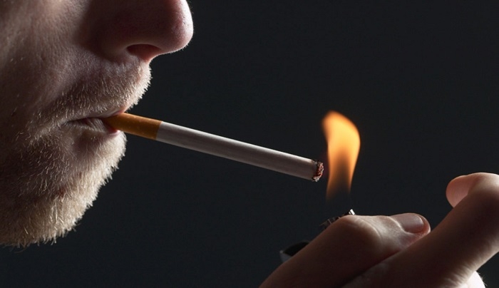 Κάπνισμα & οδήγηση: Πρόστιμα από 1.500 ευρώ και αφαίρεση διπλώματος