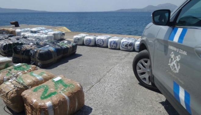 Δύο τόνους χασίς έφερναν με πολυτελές σκάφος στα νησιά του Αιγαίου! Εντυπωσιακές εικόνες