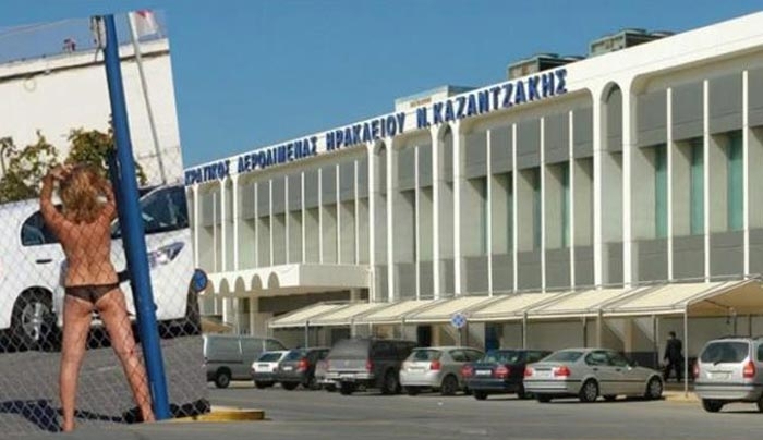 Ηράκλειο: Τουρίστρια πέταξε τα ρούχα της και έκανε γιόγκα στο αεροδρόμιο