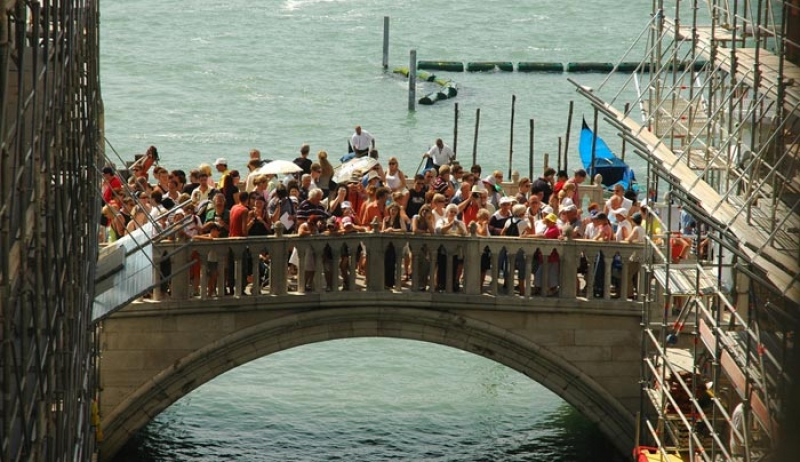 «Υπερ-τουρισμός»: Η μάστιγα που πλήττει Βενετία, Άμστερνταμ, Βαρκελώνη και Λονδίνο