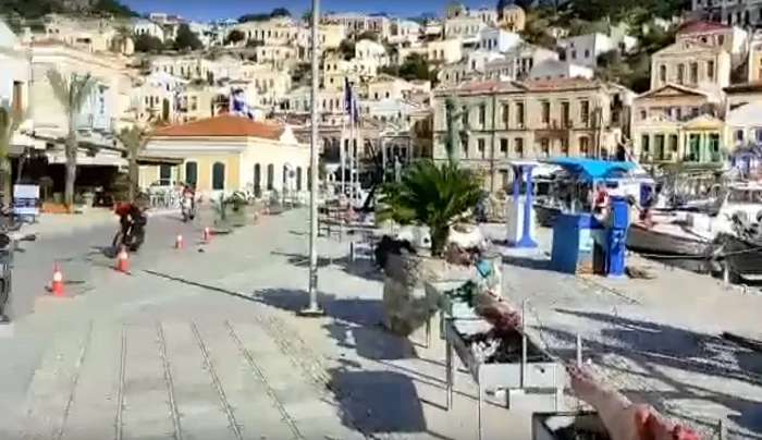 Πάσχα στη Σύμη: Ο δήμος έβαλε 20 σούβλες με αρνιά στο λιμάνι [βίντεο]