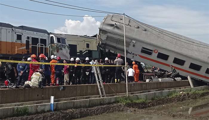 Ινδονησία: Τουλάχιστον τρεις νεκροί και 28 τραυματίες από τη σύγκρουση δυο τρένων