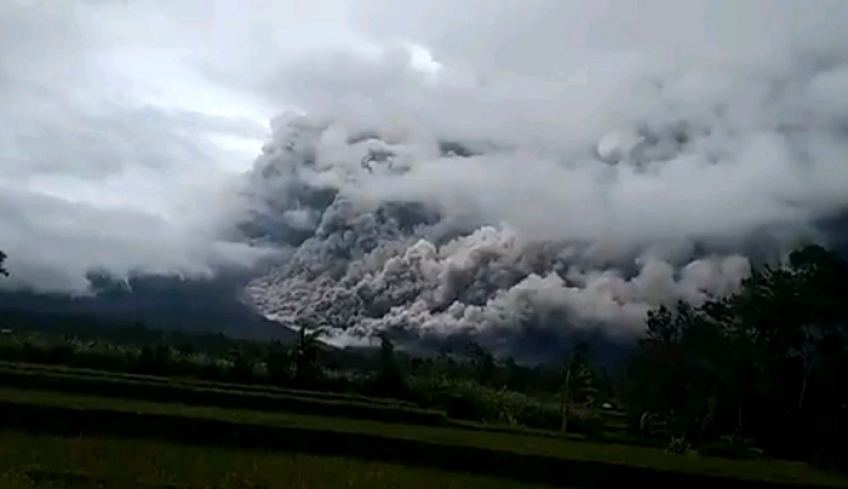 Έκρηξη ηφαιστείου στην Ινδονησία - «Σηκώθηκε» καπνός σε ύψος 5,6 χλμ