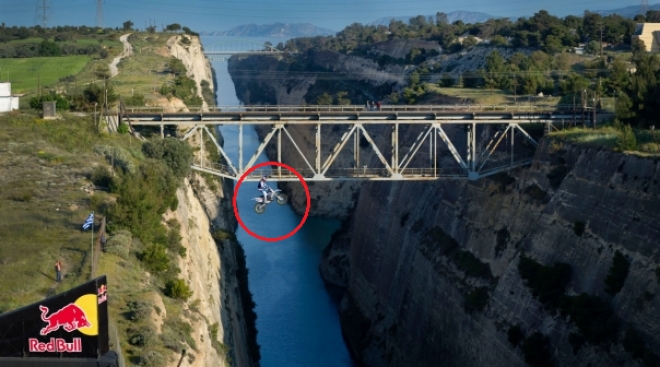 Έκανε άλμα με τη μηχανή του πάνω από τον ΙΣΘΜΟ ΤΗΣ ΚΟΡΙΝΘΟΥ…Θα σας κοπεί η ανάσα!