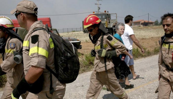 Κατέβασαν από το πλοίο τους πυροσβέστες που έσβησαν τη φωτιά στην Κεφαλονιά!