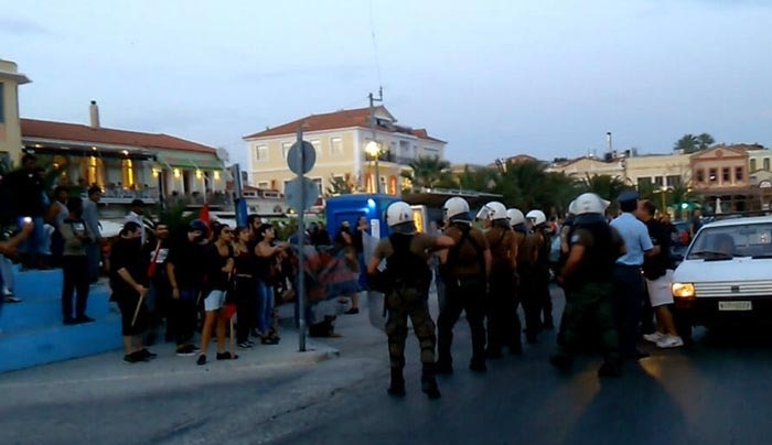 Επεισόδια μεταξύ ακροδεξιών και αντιεξουσιαστών στη Μυτιλήνη (βίντεο)