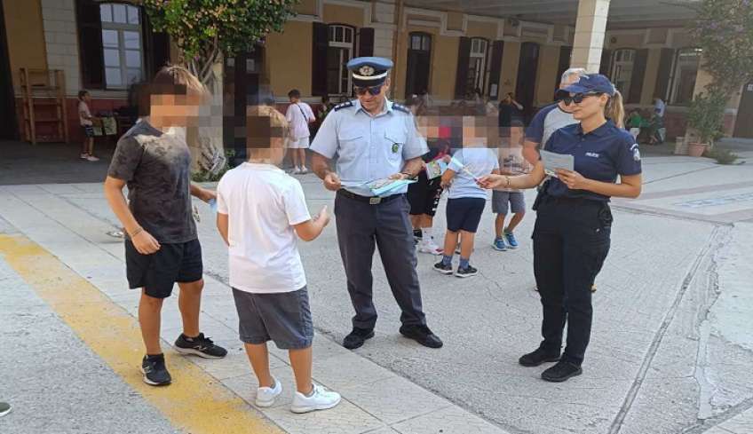 Ενημερωτικά φυλλάδια οδικής ασφάλειας διανεμήθηκαν από αστυνομικούς σε γονείς και μαθητές σχολείων στo Νότιο Αιγαίο