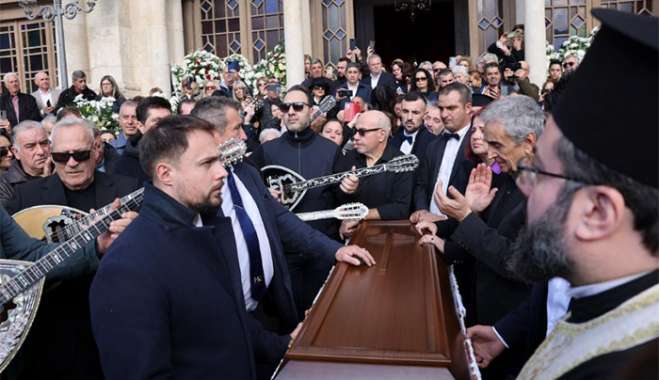 Κρήτη: Συγκίνηση στην κηδεία του Μανώλη Λιδάκη – Τον αποχαιρέτησαν με αγαπημένα του τραγούδια