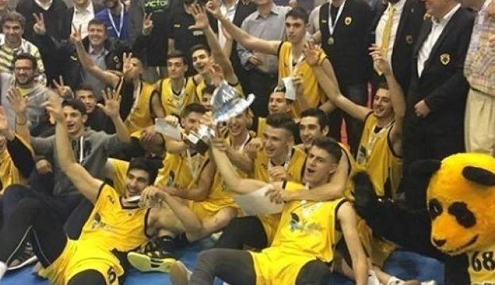 Τίτλος για Χατζηδάκη και Βάση