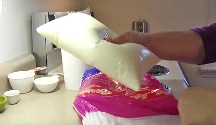 Βίντεο: Γιατί στον Καναδά το γάλα μπαίνει σε σακούλα και ποτέ σε χάρτινο ή πλαστικό μπουκάλι;