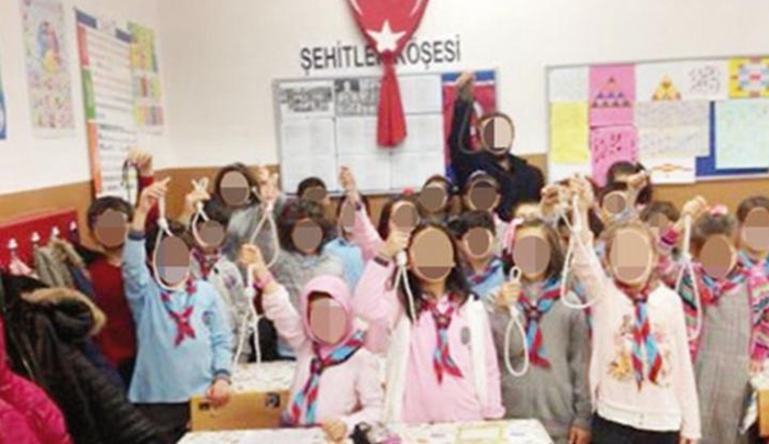 Σάλος στην Τουρκία με τους μαθητές που κρατούν κρεμάλες