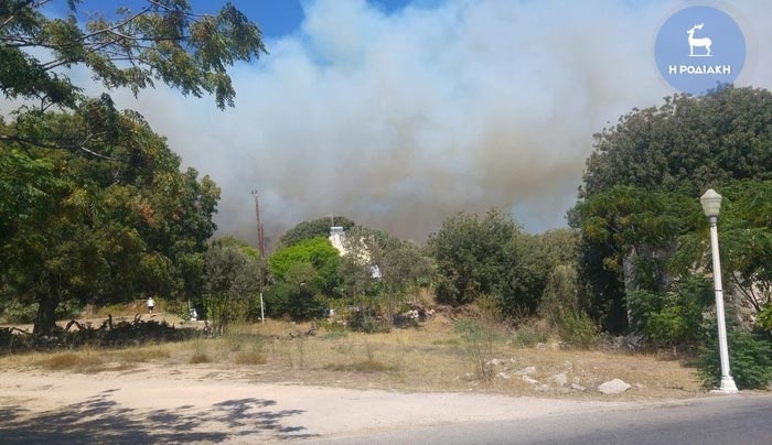 Φωτιά κοντά στην πόλη της Ρόδου – Απειλούνται σπίτια