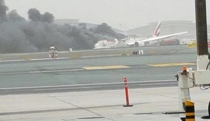 EKTAKTO: αεροπλάνο της Emirates τυλίχθηκε στις φλόγες (φωτό)