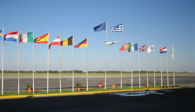 Bloomberg: Η Ελλάδα ετοιμάζει συμβάσεις παραχώρησης σε 14 περιφερειακά αεροδρόμια