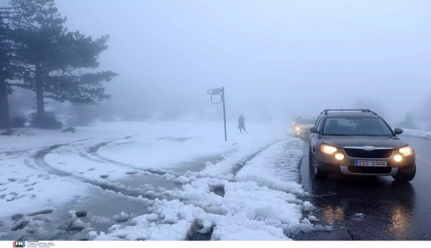 Κακοκαιρία Carmel: Χιονοθύελλα σε Βίλια, Ιπποκράτειο πολιτεία και Στενή Ευβοίας – Τα πρώτα χιόνια στα Γεράνεια