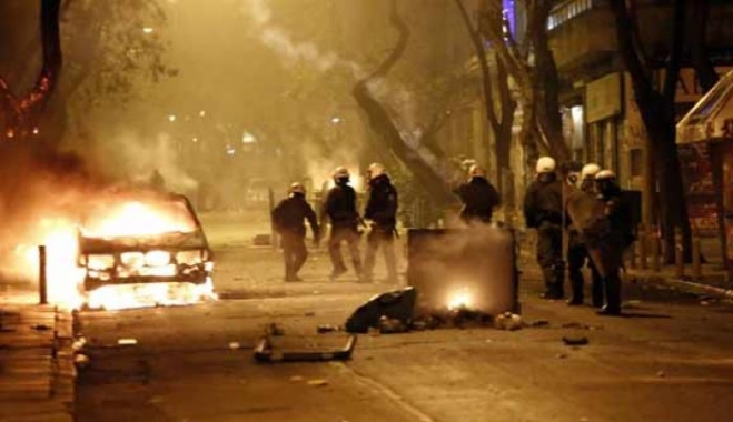 «Κρανίου τόπος» το κέντρο της Αθήνας μετά τα χθεσινά επεισόδια