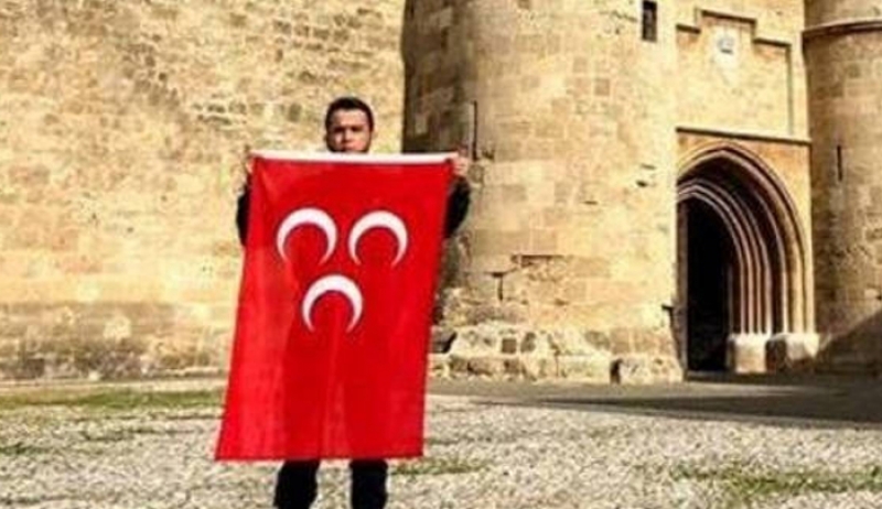 Απαράδεκτη πρόκληση στην Ρόδο: Φωτογραφήθηκε στο Καστέλλο με την τουρκική σημαία!
