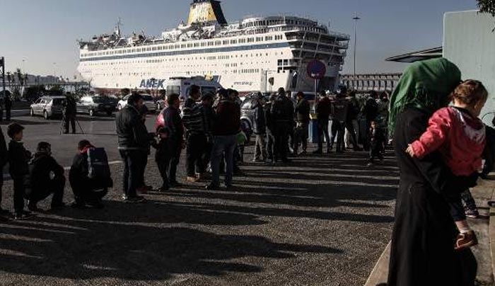 Βούλιαξε ο Πειραιάς -Ξεπερνούν τους 5.000 οι πρόσφυγες και οι μετανάστες στο λιμάνι -ΜΟΛΙΣ 5 από ΚΩ