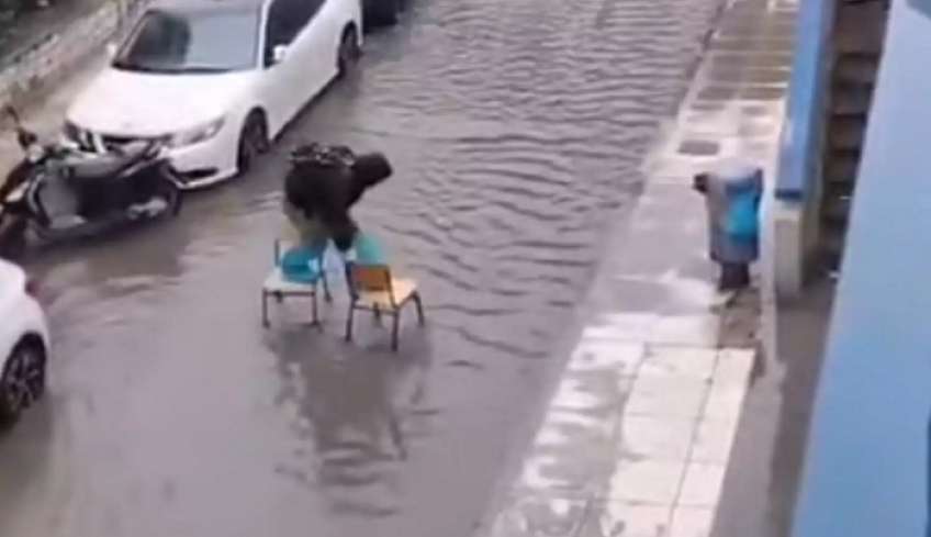 Κακοκαιρία: Έγινε viral για τον μοναδικό τρόπο που πέρασε πλημμυρισμένο δρόμο στο Μοσχάτο