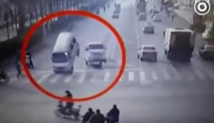 Μυστήριο με ανεξήγητο τροχαίο στην Κίνα! Απίστευτο βίντεο!