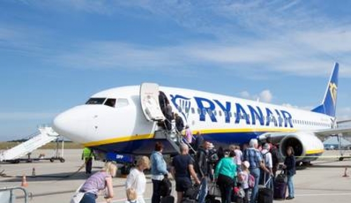 Ryanair: Γιορτάζει για τα 10 εκατ. επιβάτες στην Αθήνα... αλλά κόβει δρομολόγια εσωτερικού